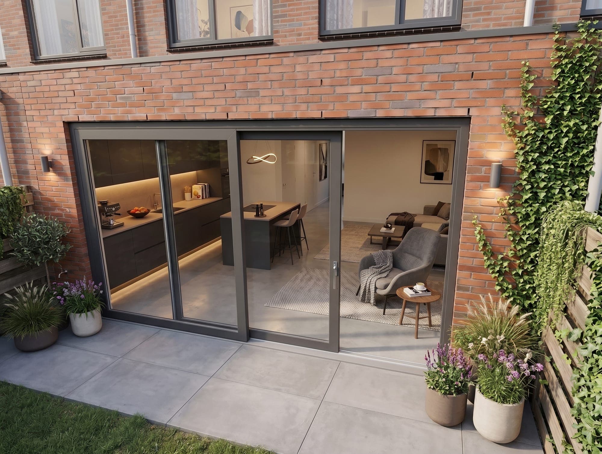 Aanbouw met rode baksteen en antracietkleurige schuifpui, met zicht op de keuken en de woonkamer